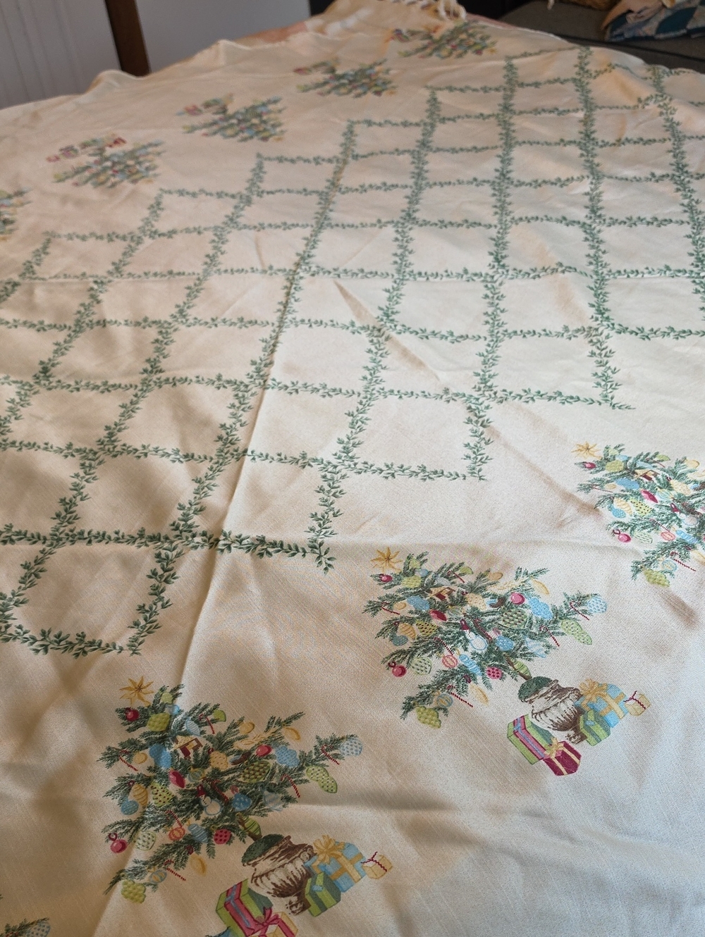 Floral Holiday Tree Printed Tablecloth in Cream Round 68"